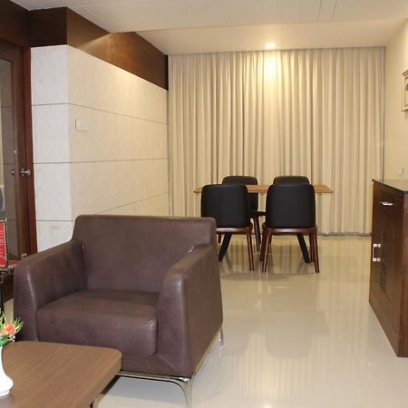 Hotel Grand Gayathri Khammam Kültér fotó