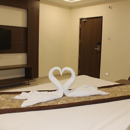 Hotel Grand Gayathri Khammam Kültér fotó