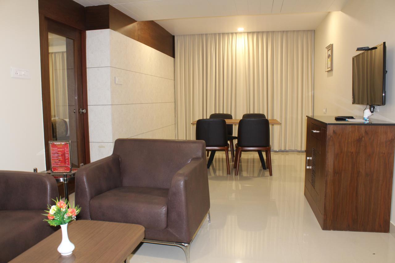 Hotel Grand Gayathri Khammam Kültér fotó