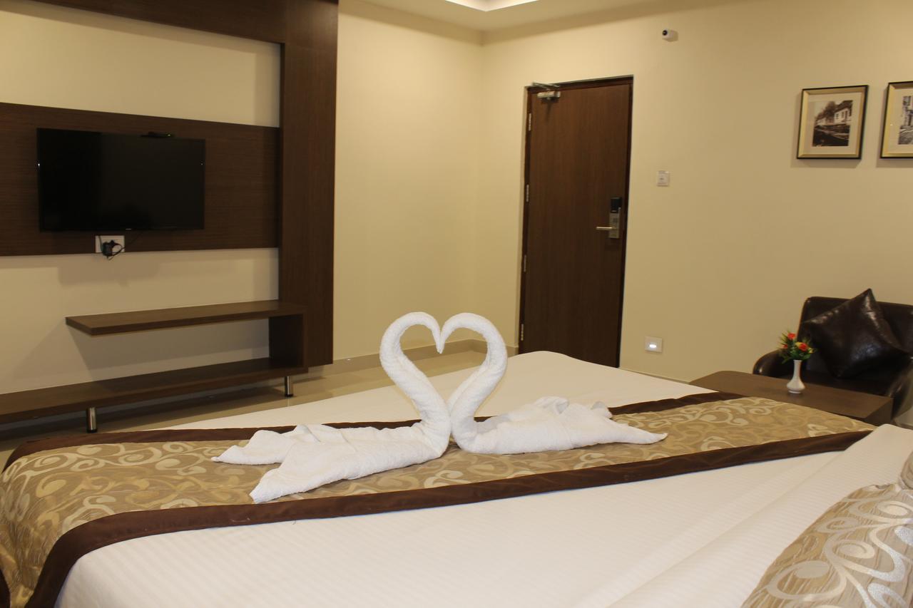 Hotel Grand Gayathri Khammam Kültér fotó