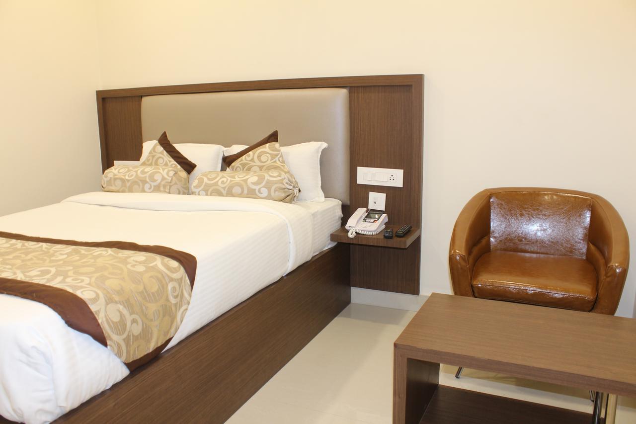 Hotel Grand Gayathri Khammam Kültér fotó