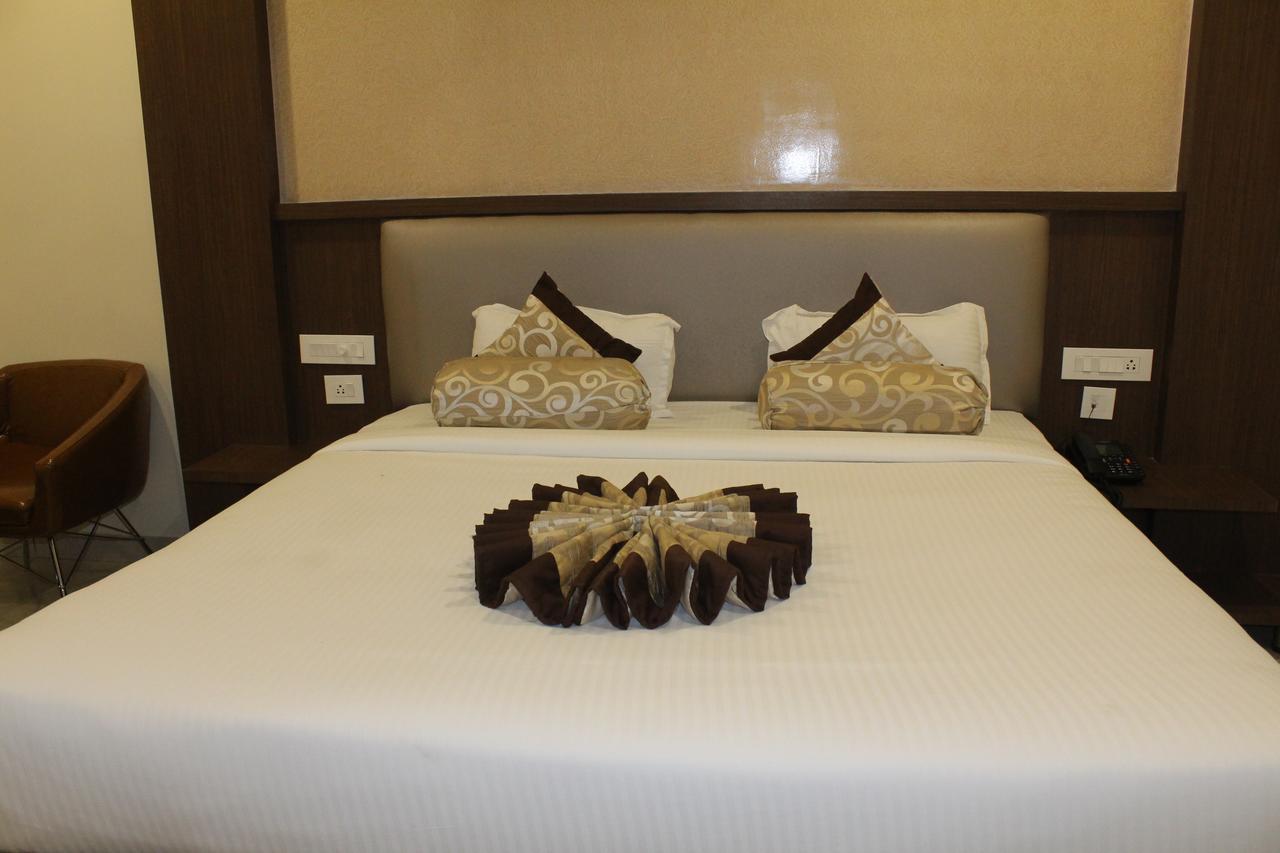 Hotel Grand Gayathri Khammam Kültér fotó