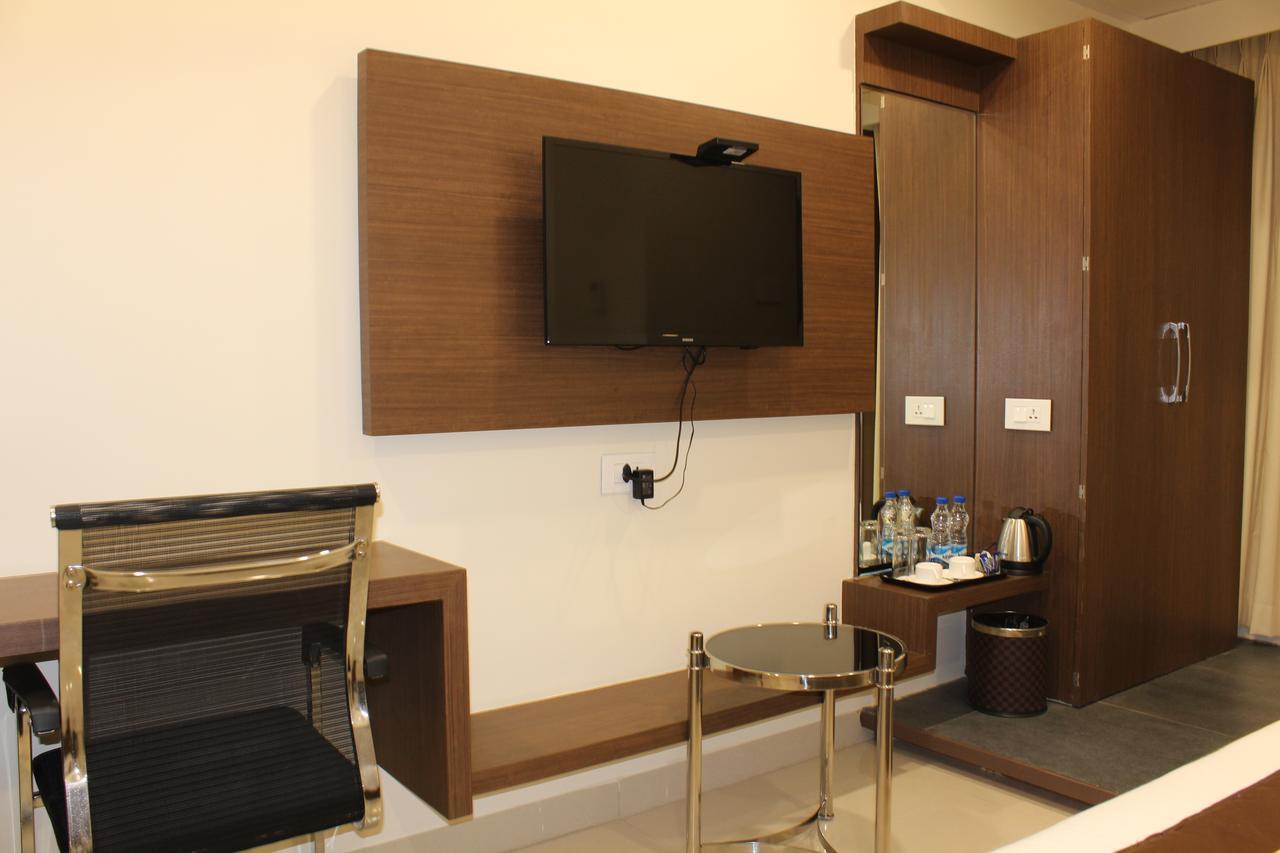 Hotel Grand Gayathri Khammam Kültér fotó