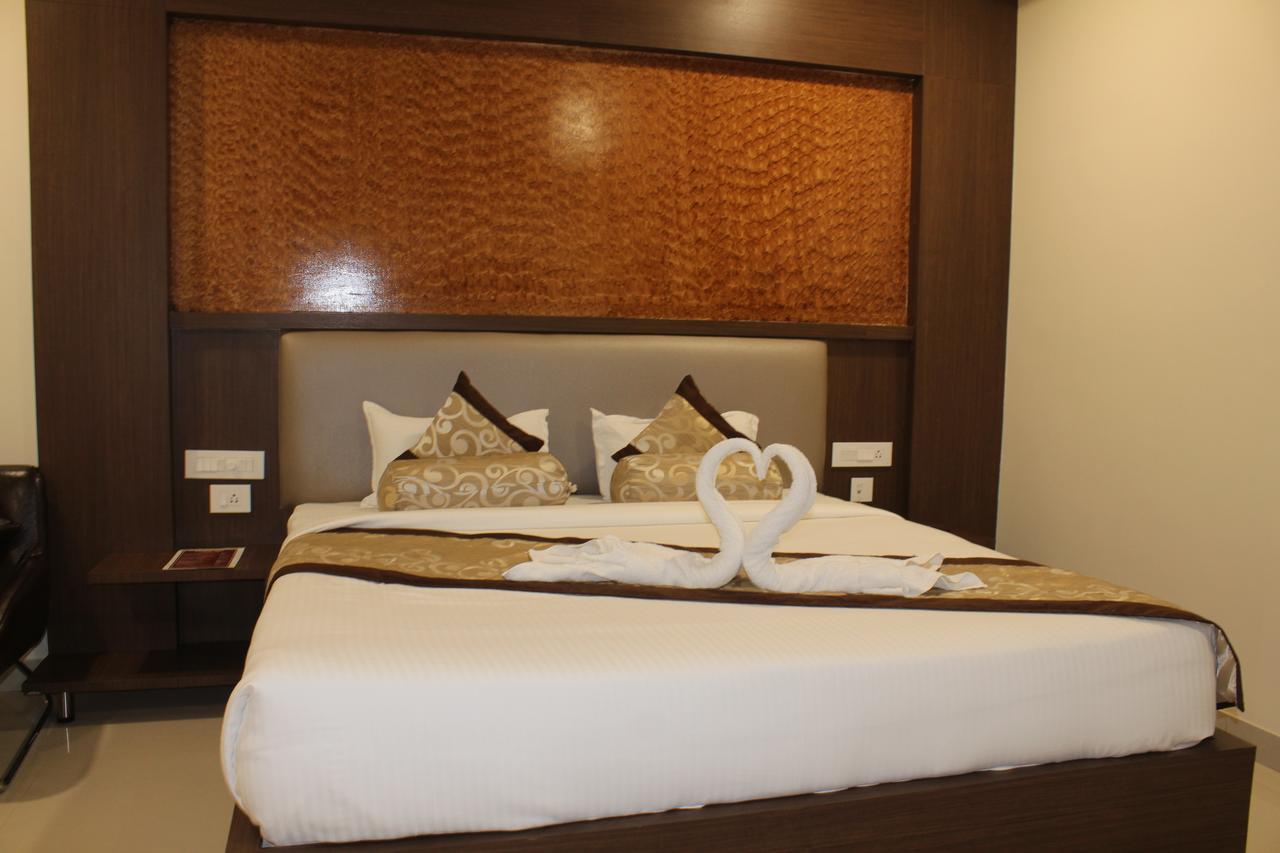 Hotel Grand Gayathri Khammam Kültér fotó
