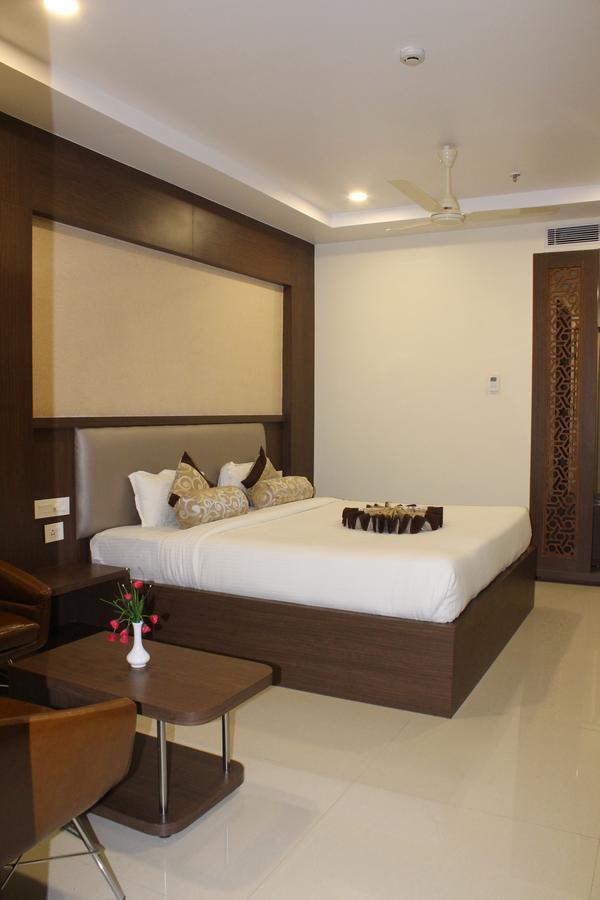 Hotel Grand Gayathri Khammam Kültér fotó