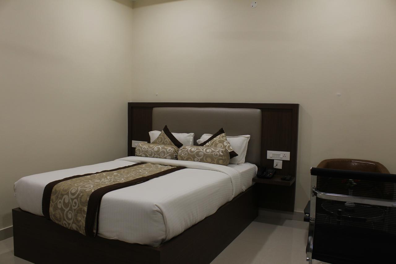 Hotel Grand Gayathri Khammam Kültér fotó