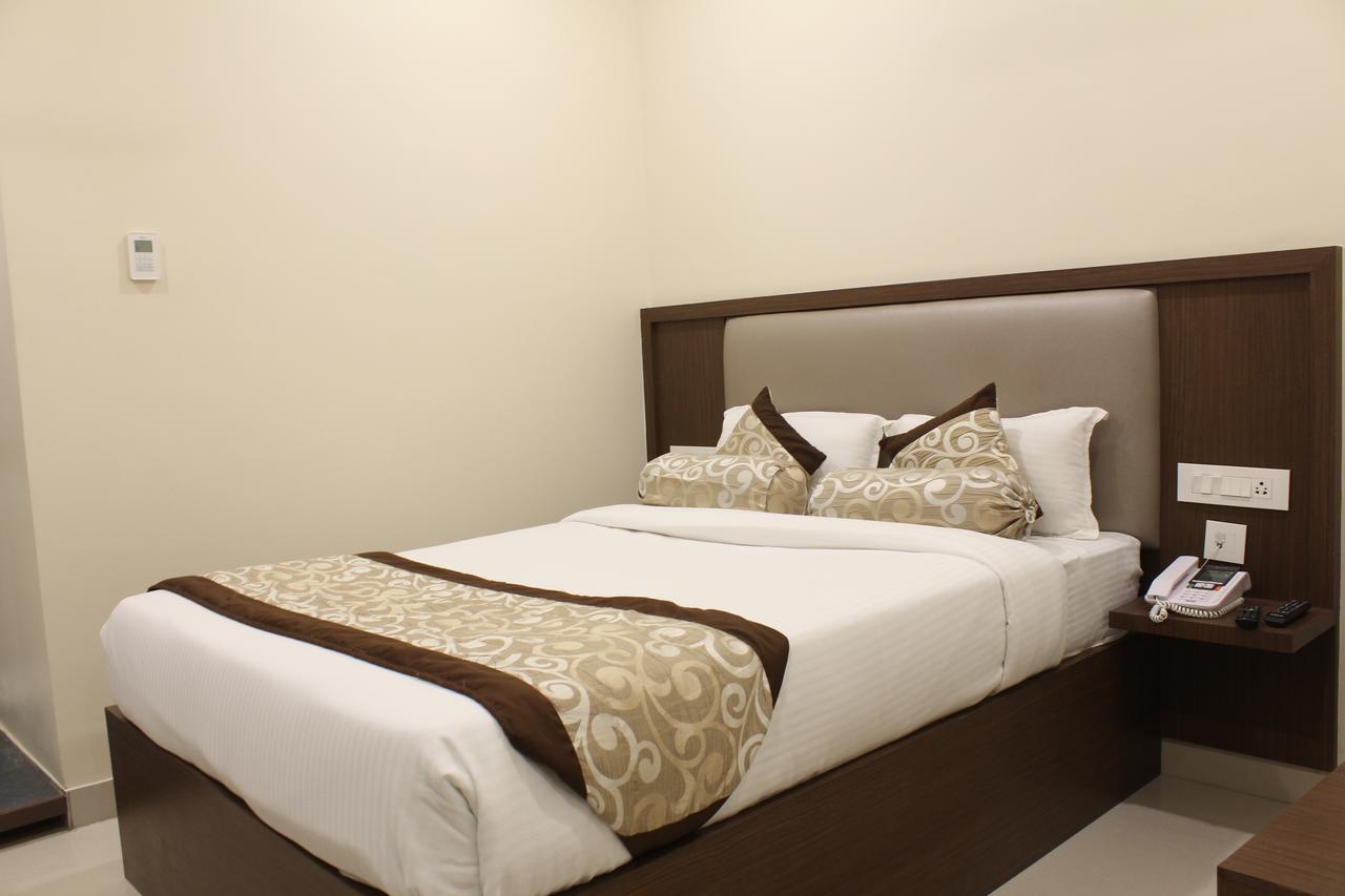 Hotel Grand Gayathri Khammam Kültér fotó