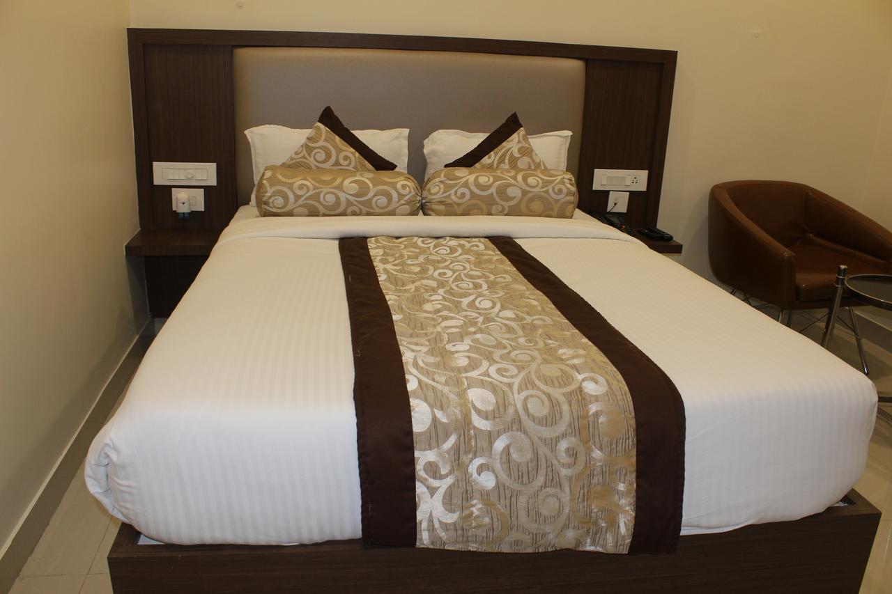 Hotel Grand Gayathri Khammam Kültér fotó