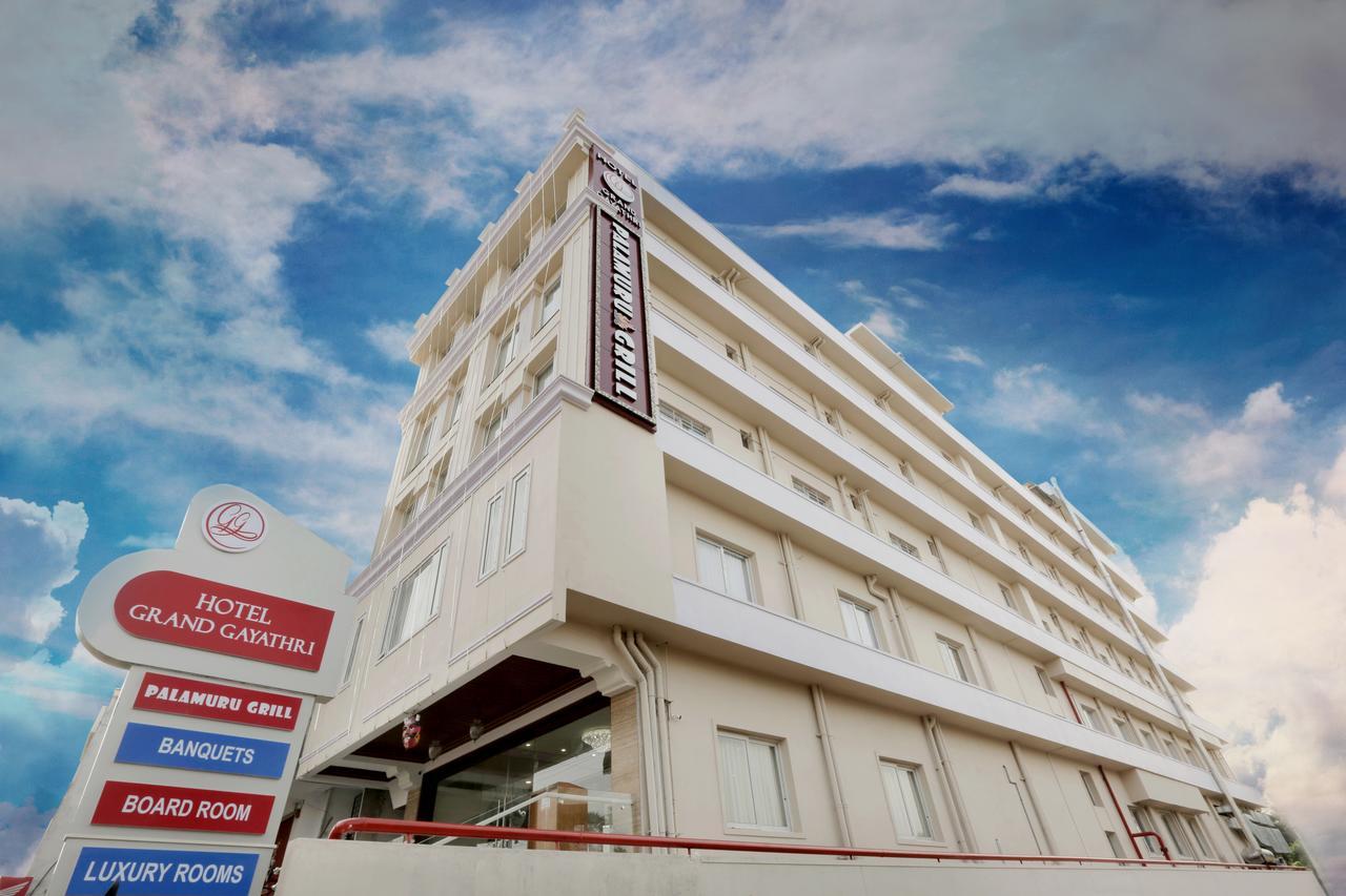 Hotel Grand Gayathri Khammam Kültér fotó