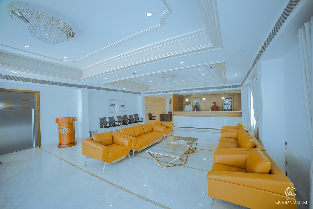 Hotel Grand Gayathri Khammam Kültér fotó