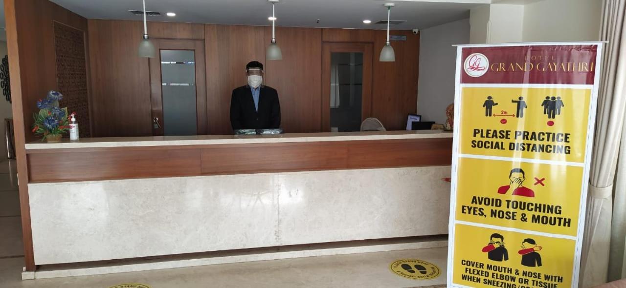 Hotel Grand Gayathri Khammam Kültér fotó