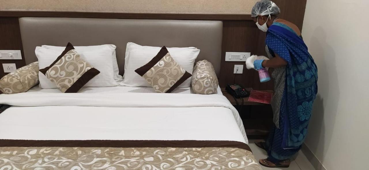 Hotel Grand Gayathri Khammam Kültér fotó